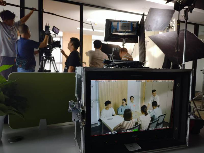 花山区TVC拍摄公司：科技产品视觉化大师，诠释未来感与功能美学